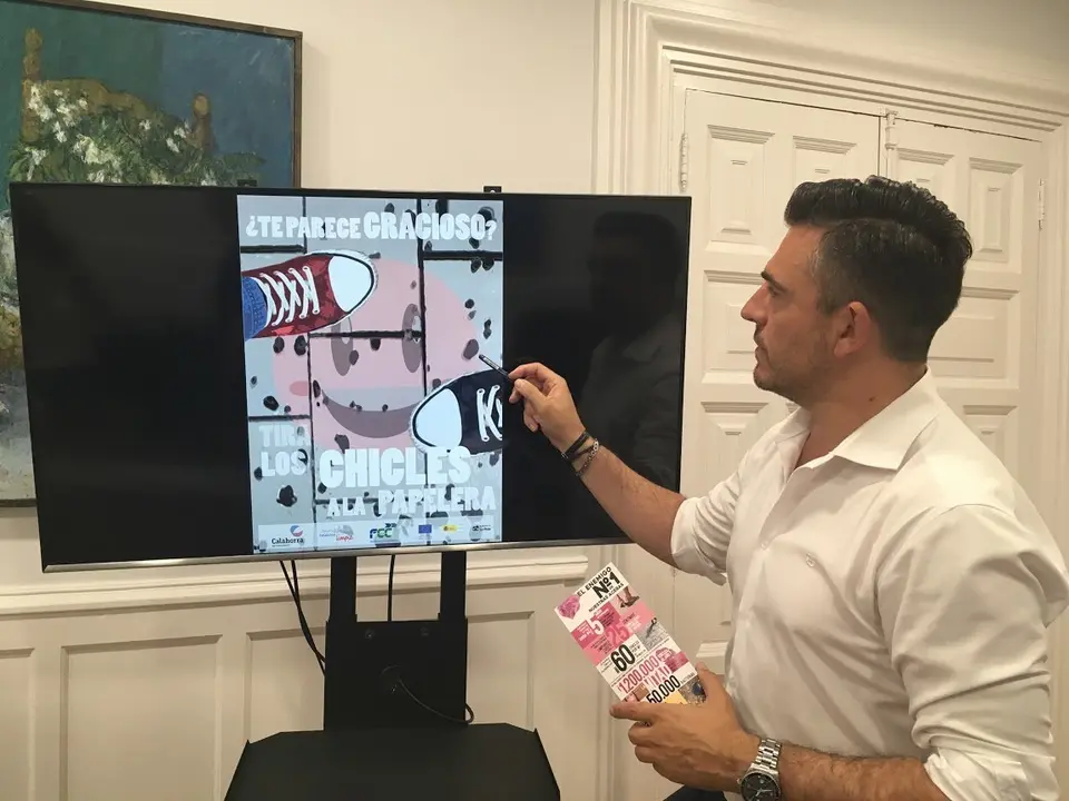 El concejal &Oacute;scar Eguiz&aacute;bal en la presentaci&oacute;n de la campa&ntilde;a para eliminar los chicles de las calles