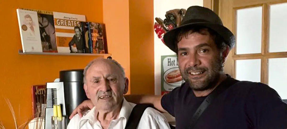 Lucio junto al ilustrador Mikel Santos