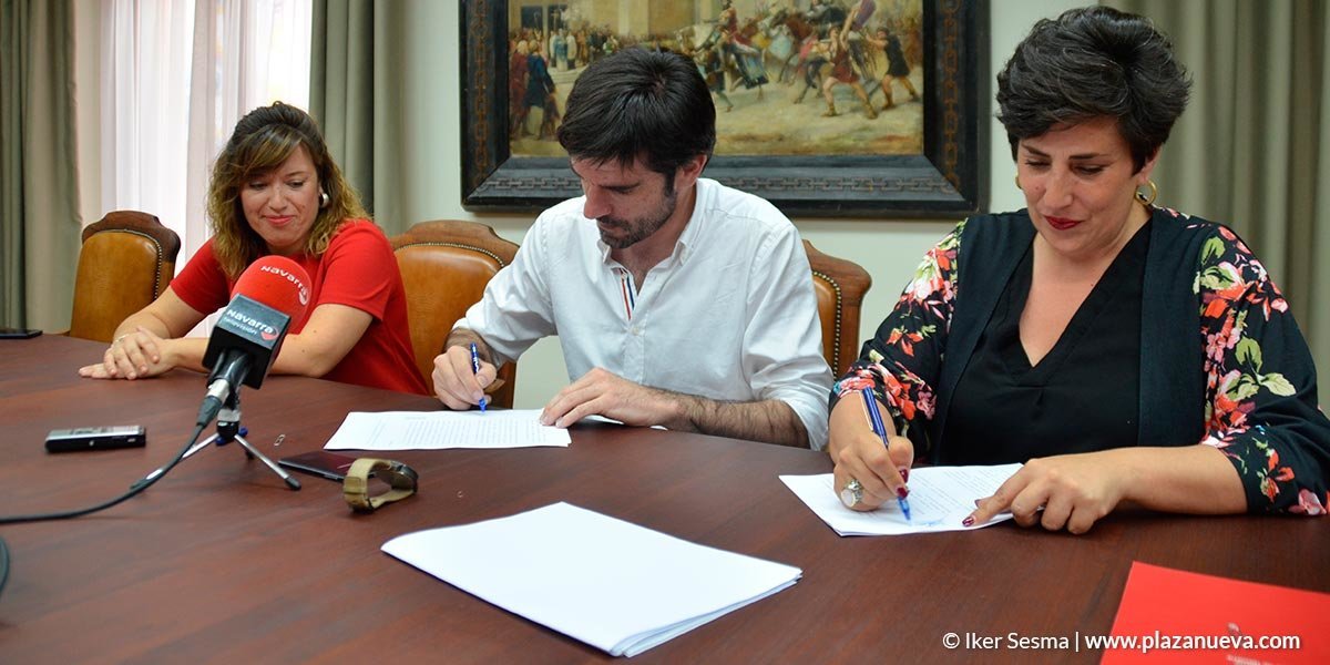 Eneko Larrarte y María Solana firman el convenio ante una sonriente Silvia Cepas