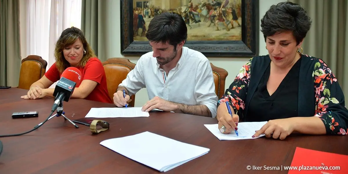 Eneko Larrarte y Mar&iacute;a Solana firman el convenio ante una sonriente Silvia Cepas