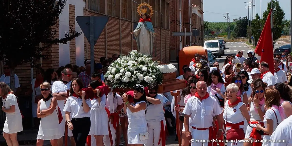 Los quintos del 2000 fueron los encargados en pasear a la virgen por las calles de Castej&oacute;n