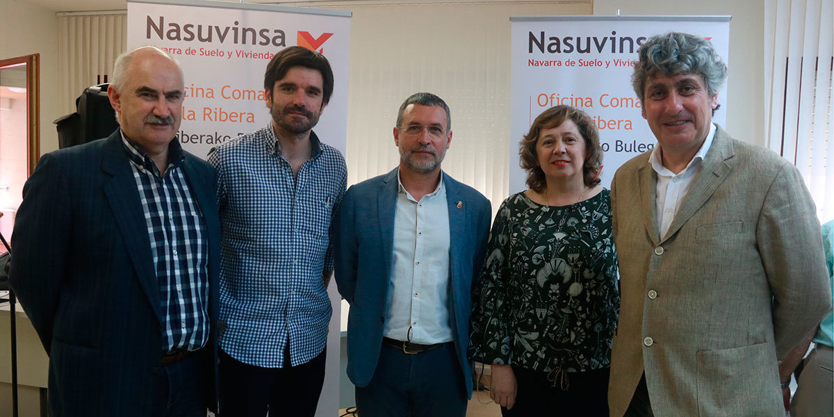 Inauguración de la oficina de Nasuvinsa en Tudela. De izquierda a derecha: José Mª Aierdi, Eneko Larrarte, Miguel Laparra e Isabel Elizalde y Fernando Mendoza, director de la oficina