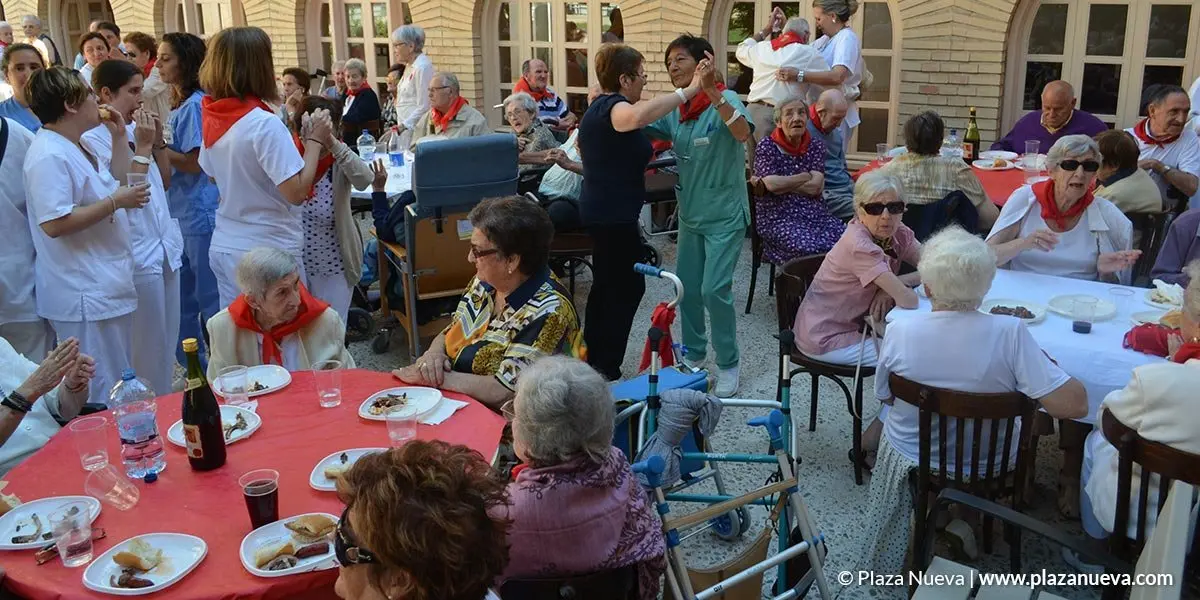 Disfrutando del tradicional almuerzo popular en la Misericordia