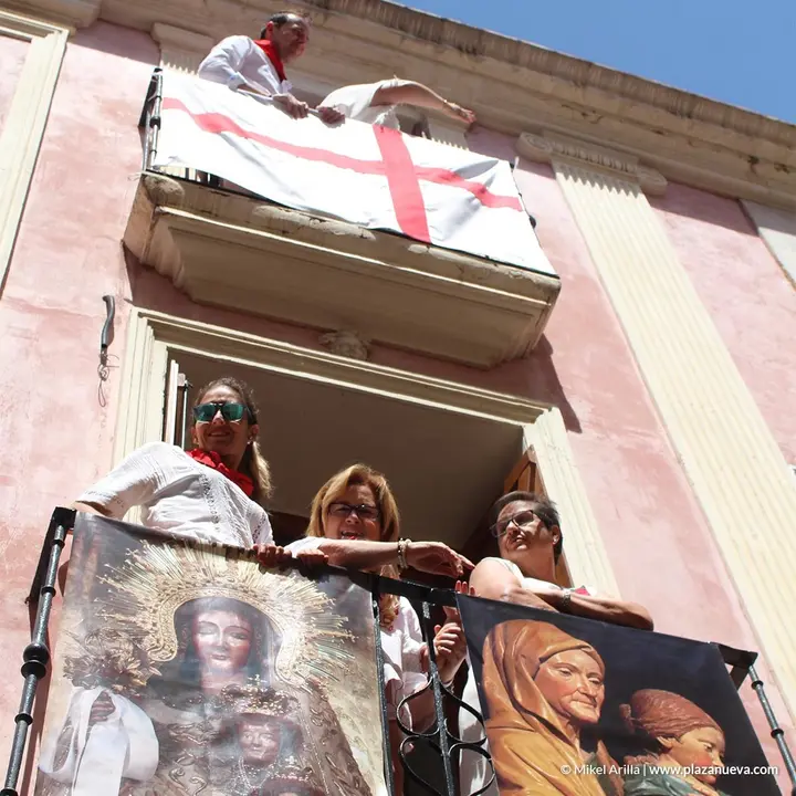 Los balcones se engalanan para ver a la Patrona