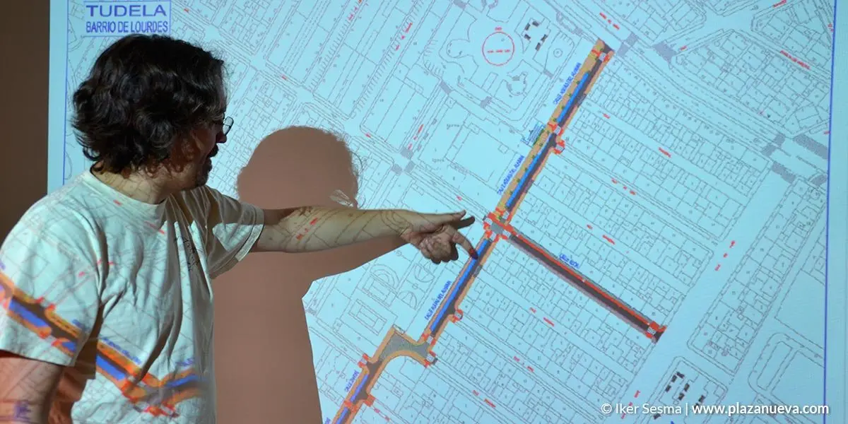 Daniel L&oacute;pez explican las obras que se van a acometer