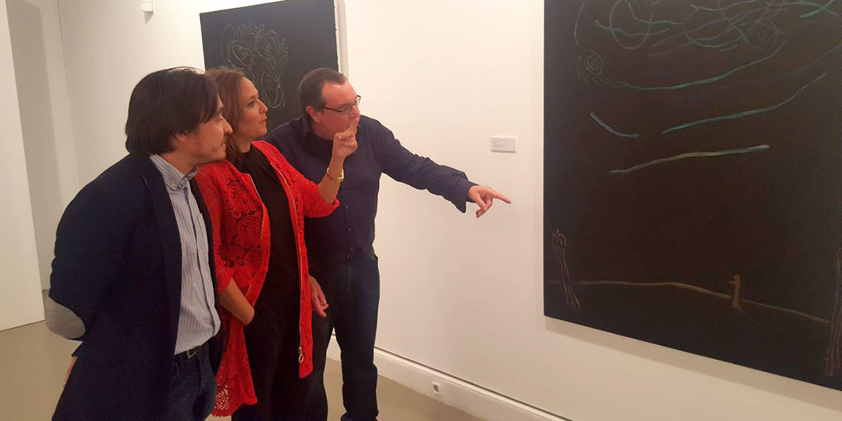 La consejera de Educación, Cultura y Deporte disfruta de la exposición de Gonzalo Tena en el Museo de Teruel