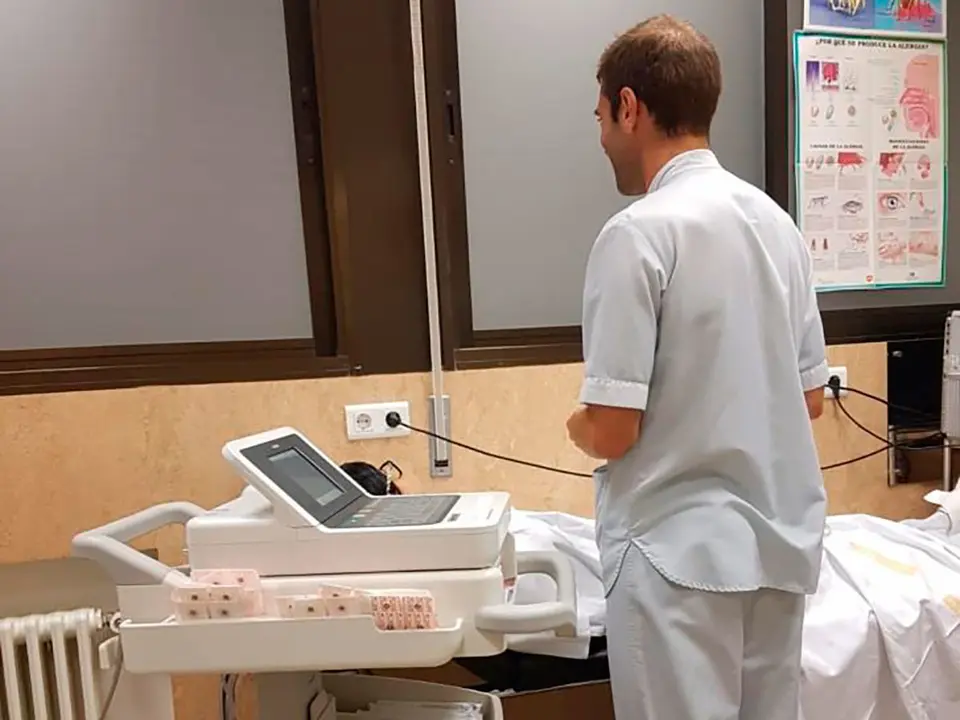 Enfermero preparado para realizar una prueba diagn&oacute;stica