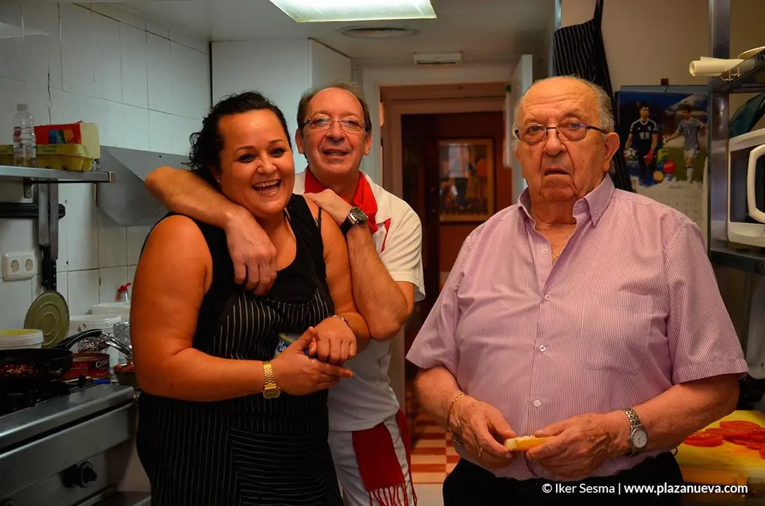 y preparando almuerzos