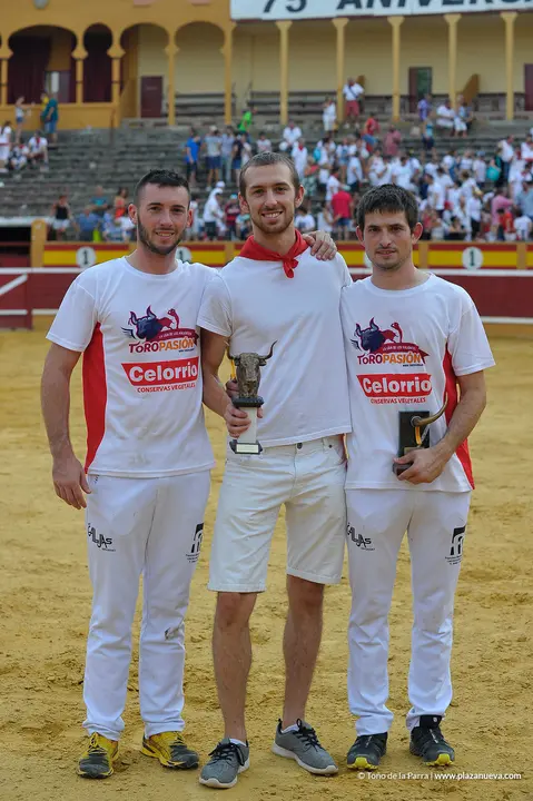 Arturo Aurensanz recibiendo un trofeo honorifico de sus compa&ntilde;eros Roberto Constanza y David Morella