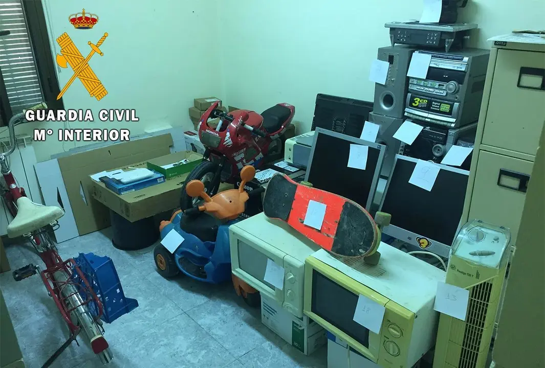 Muestra de enseres recuperados en Azagra