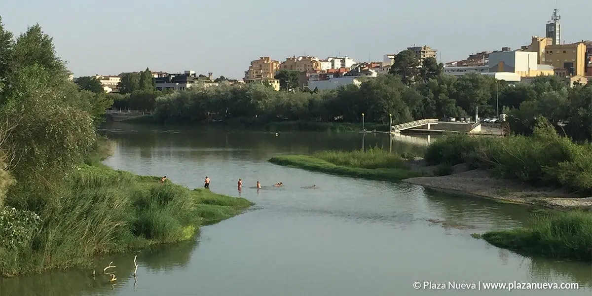 Gente ba&ntilde;&aacute;ndose en el Ebro