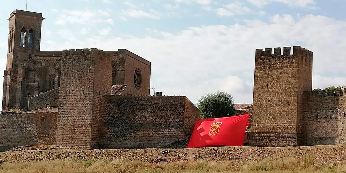 As&iacute; ondeaba la bandera en Artajona