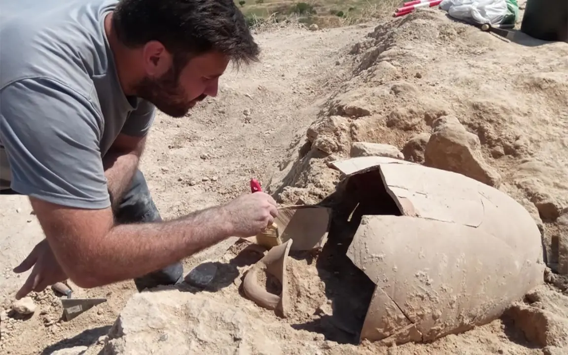 Excavaci&oacute;n de un &aacute;nfora it&aacute;lica para el transporte de aceite en Bursau