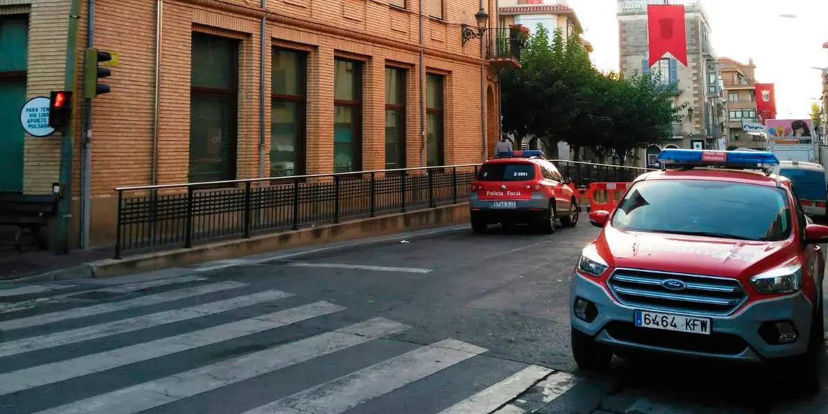 Veh&iacute;culos de Polic&iacute;a Foral en Peralta