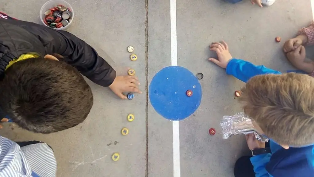 Ni&ntilde;os jugando
