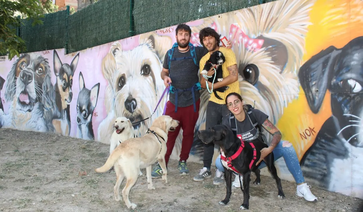 El artista local VIMA &ndash;al centro, de amarillo&ndash; es el art&iacute;fice del mural que decora el mobiliario agility y los &aacute;rboles