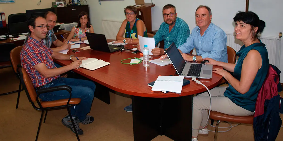 Juan Carlos Ciria, segundo por la derecha, director del Centro Integrado Polit&eacute;nico ETI Tudela, junto a parte de su equipo directivo