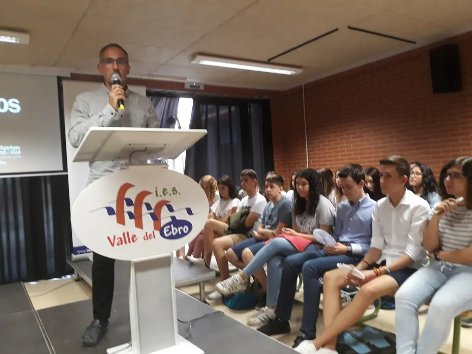 Roberto P&eacute;rez se dirige al alumnado del Bachillerato de Investigaci&oacute;n