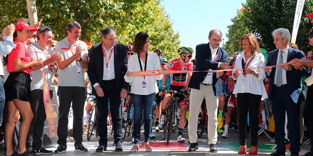 Corte de cinta para la salida en Ejea de la etapa 18 de La Vuelta 2018