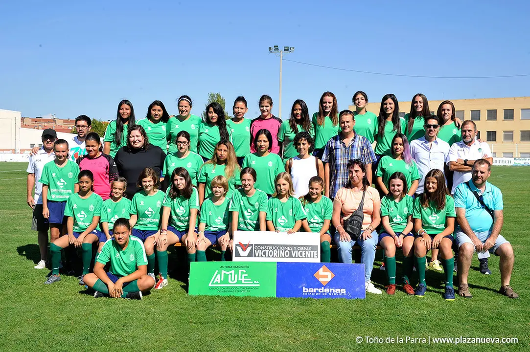 Los dos equipos de f&eacute;minas del CD Lourdes