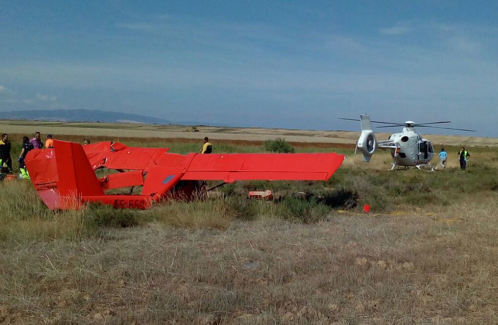 La avioneta accidentada junto al helicóptero medicalizado