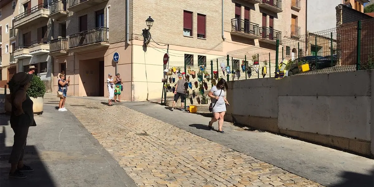 Vecinos y turistas observando las jardineras