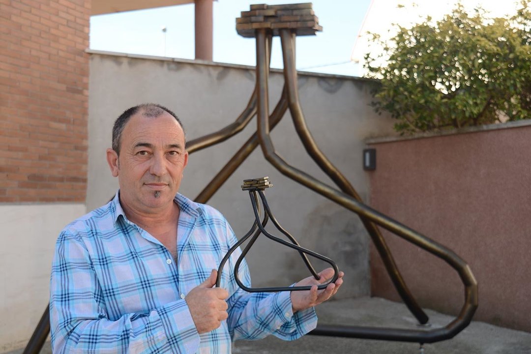 Juan Ignacio Zubieta posa orgulloso con una réplica de su escultura