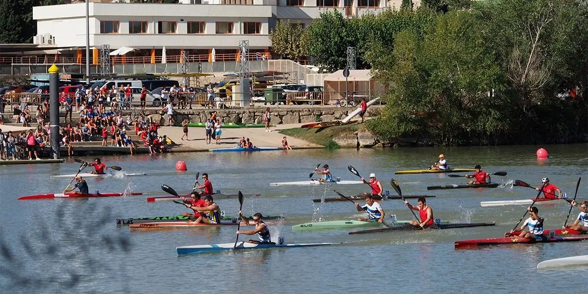 Estampa preciosa del Ebro con las piraguas en la IV Regata Entrepuentes OROZ-EbroKayak