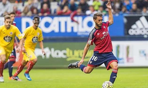 Roberto Torres, jugador de Club Atl&eacute;tico Osasuna, lanzando un penalti