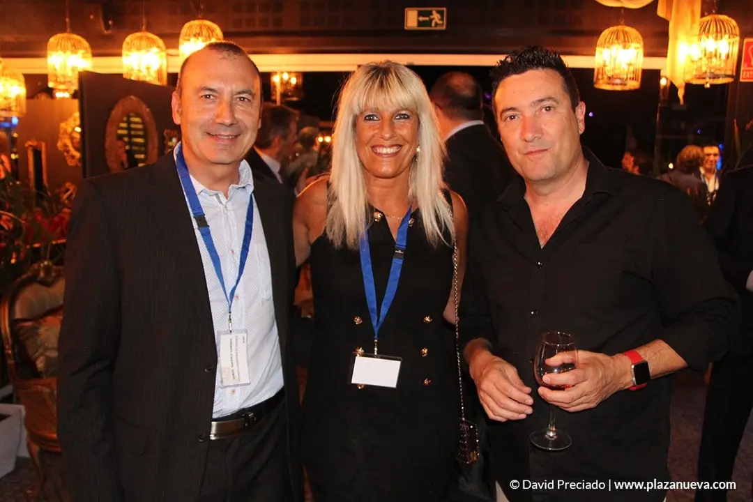 Carlos Tabuenca (Ustarroz Corredur&iacute;a de Seguros), Ana Ustarroz (Ustarroz Corredur&iacute;a de Seguros) y Carlos Bueno (Aire de Bardenas)