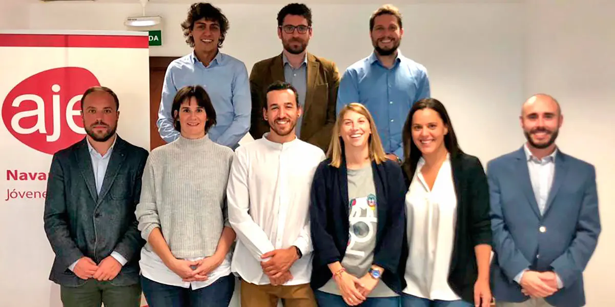 Nueva junta de AJE Navarra: Fila superior izq-dcha: Beroiz, Larra&ntilde;eta, Esandi. Fila inferior, izq-dcha: Gonz&aacute;lez, del Portillo, Vidorreta, Mart&iacute;nez, Ordu&ntilde;a, Sevillano
