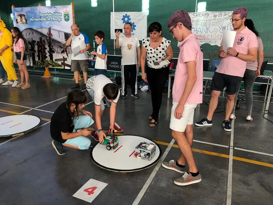 Aqu&iacute; tenemos al equipo de rob&oacute;tica GRAT del Colegio Anunciata FESD de Tudela que particip&oacute; en una competici&oacute;n de lucha de sumo en la localidad alavesa de Elburgo - 1
