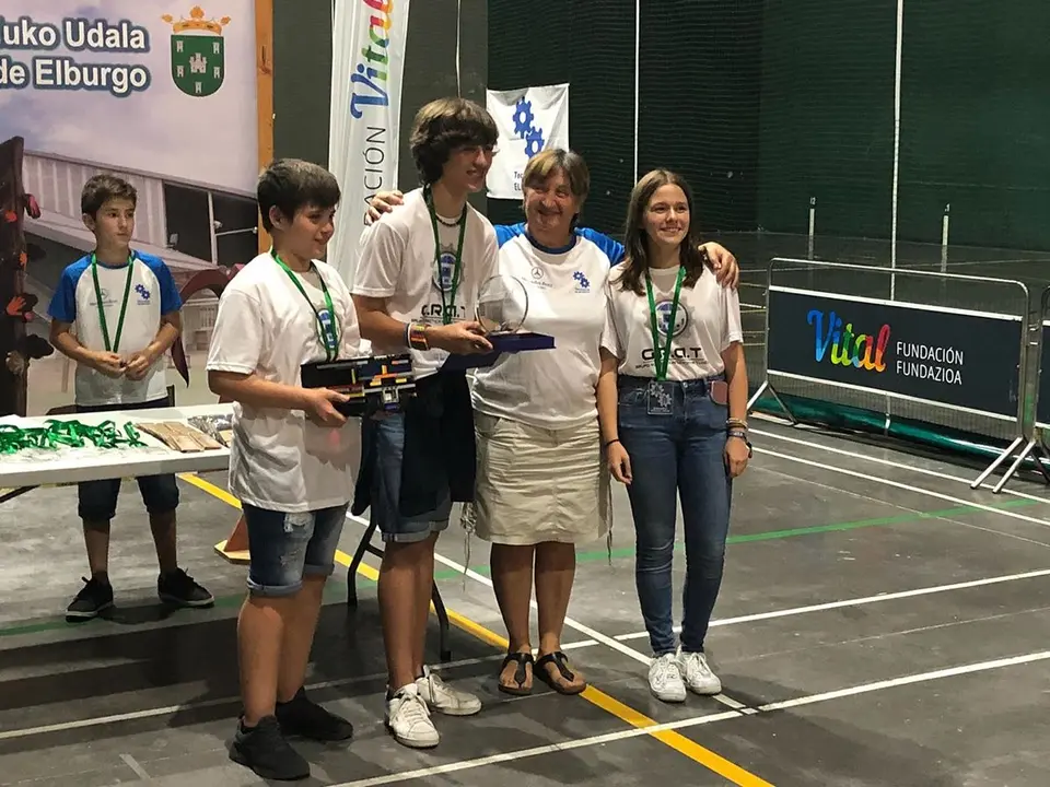 Aqu&iacute; tenemos al equipo de rob&oacute;tica GRAT del Colegio Anunciata FESD de Tudela que particip&oacute; en una competici&oacute;n de lucha de sumo en la localidad alavesa de Elburgo - 2