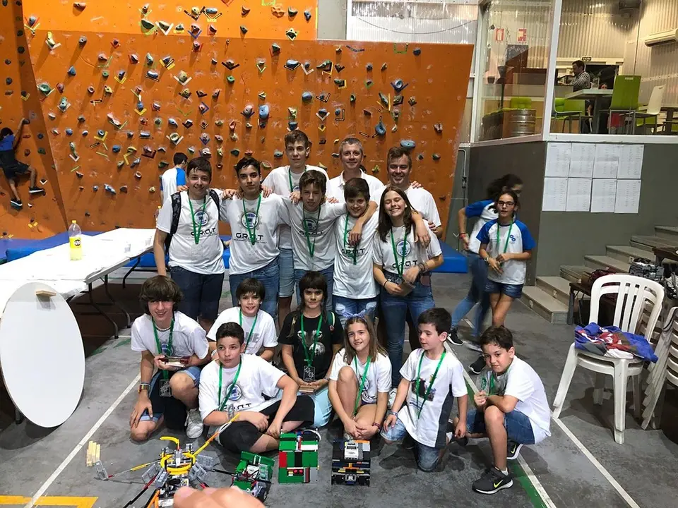 Aqu&iacute; tenemos al equipo de rob&oacute;tica GRAT del Colegio Anunciata FESD de Tudela que particip&oacute; en una competici&oacute;n de lucha de sumo en la localidad alavesa de Elburgo - 3