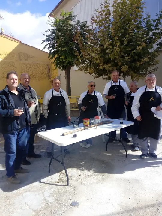 Las fiestas de Cortes contaron con unos chefs fusti&ntilde;aneros de excepci&oacute;n para la comida popular. &iexcl;Qu&eacute; buena mano!