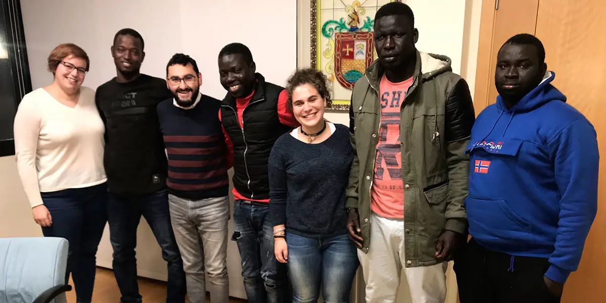Elena Sancho, Presidenta de la Comisi&oacute;n de Bienestar Social, Salud P&uacute;blica, Integraci&oacute;n e Igualdad; Jes&uacute;s Mar&iacute; Oses, Alcalde de Ribaforada; Marta Rodriguez, T&eacute;cnica de intervenci&oacute;n Comunitaria de la Consutora InPactos, y representantes de la Comunidad Senegalesa de Ribaforada en un encuentro preparatorio del LipDup