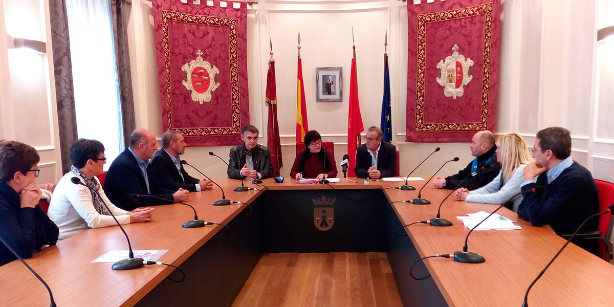 La consejera firma el convenio con el alcalde de Falces, Valentín García, y resto de autoridades
