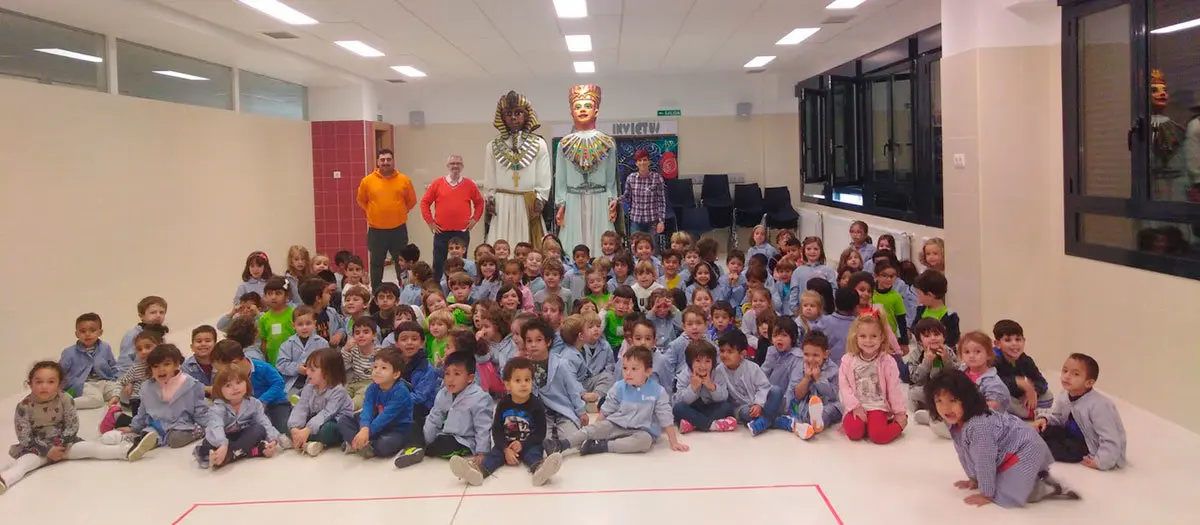 Los gigantes con los alumnos del Huertas Mayores