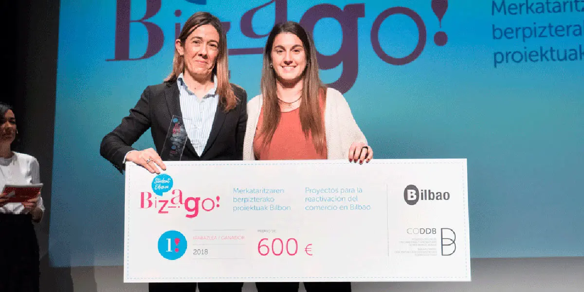 Joana Adot recibe el primer premio de la segunda edici&oacute;n del BiziaGo