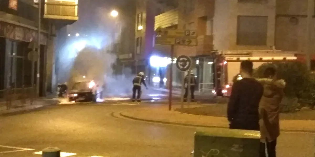 Veh&iacute;culo incendiado