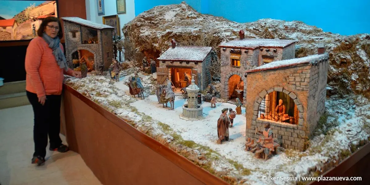 Marisa Barrena nos recibe en la exposici&oacute;n de la Asociaci&oacute;n de Belenitas Santa Ana de Tudela