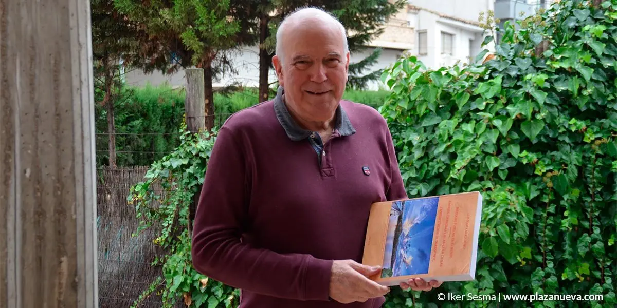 Luis Mar&iacute;a Mar&iacute;n Royo con su nuevo libro