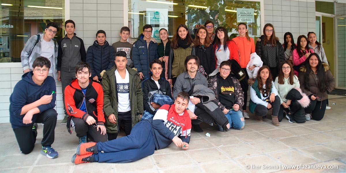Los alumnos de 2º ESO del Valle del Ebro visitaron las oficinas de la revista Plaza Nueva para conocer el funcionamiento de Europa FM Ribera