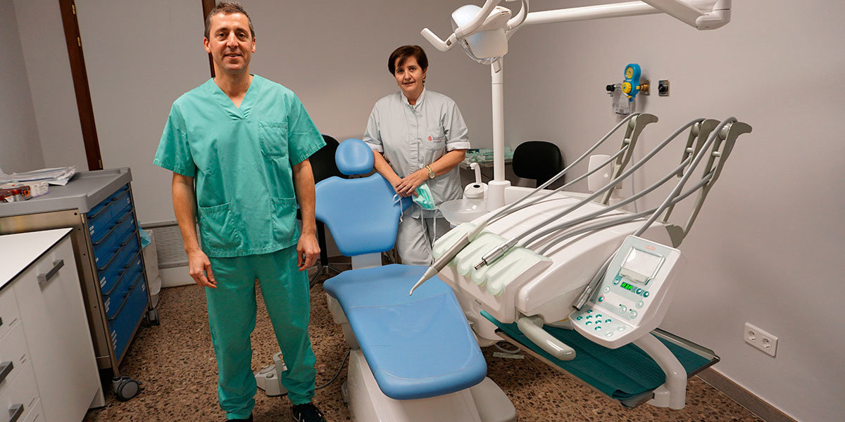El profesional Miguel ángel Bada y la enfermera Nieves Arregui, en una de las salas de Cirugía Oral