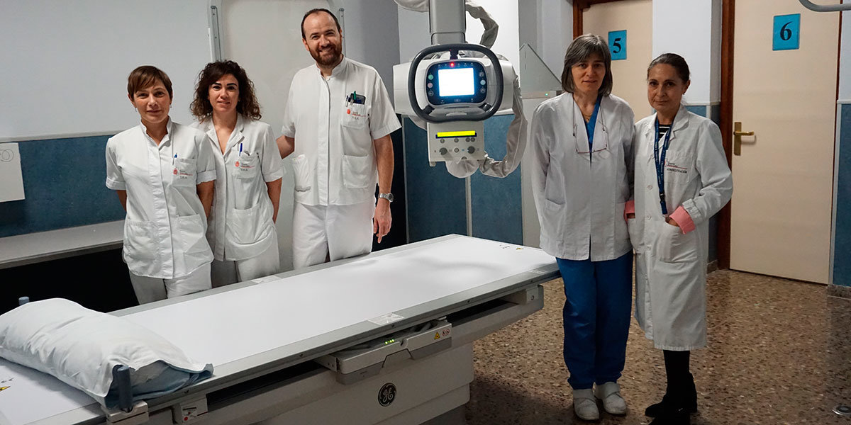 Equipo de la Sección de Radiología del Hospital Reina Sofía junto al nuevo equipamiento robotizado