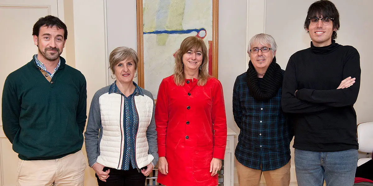 &Aacute;lvaro Baraibar, dtor. general de Paz, Convivencia y Derechos Humanos; Izaskun Ciriza, dtora. del IES Valle del Ebro; Ana Ollo, consejera de Relaciones Institucionales; Jos&eacute; Miguel Gast&oacute;n, dtor. del S&ordm; del Instituto Navarro de la Memoria y Pablo Ijalba, profesor del centro
