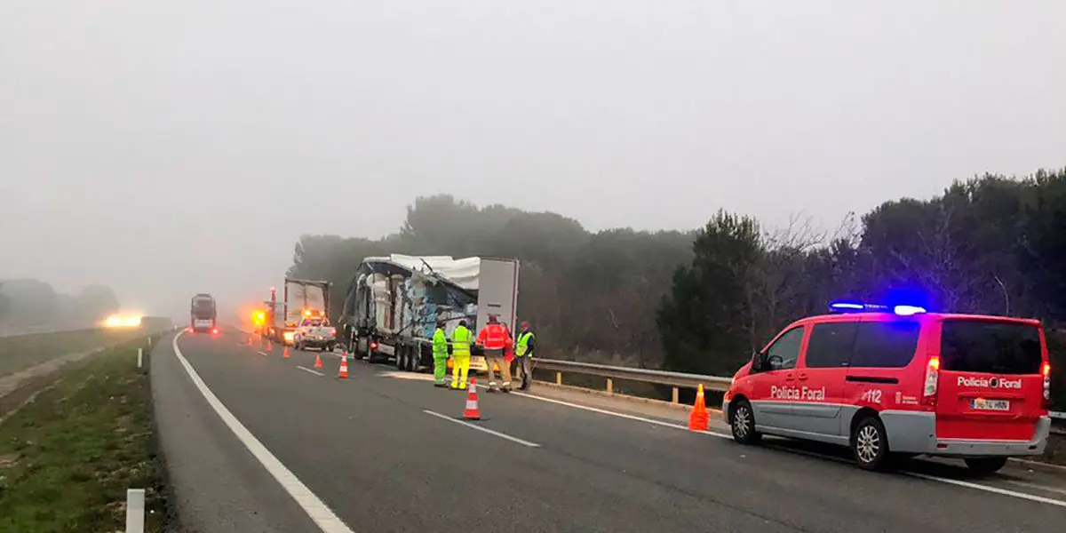 Los dos camiones accidentados en la AP-15