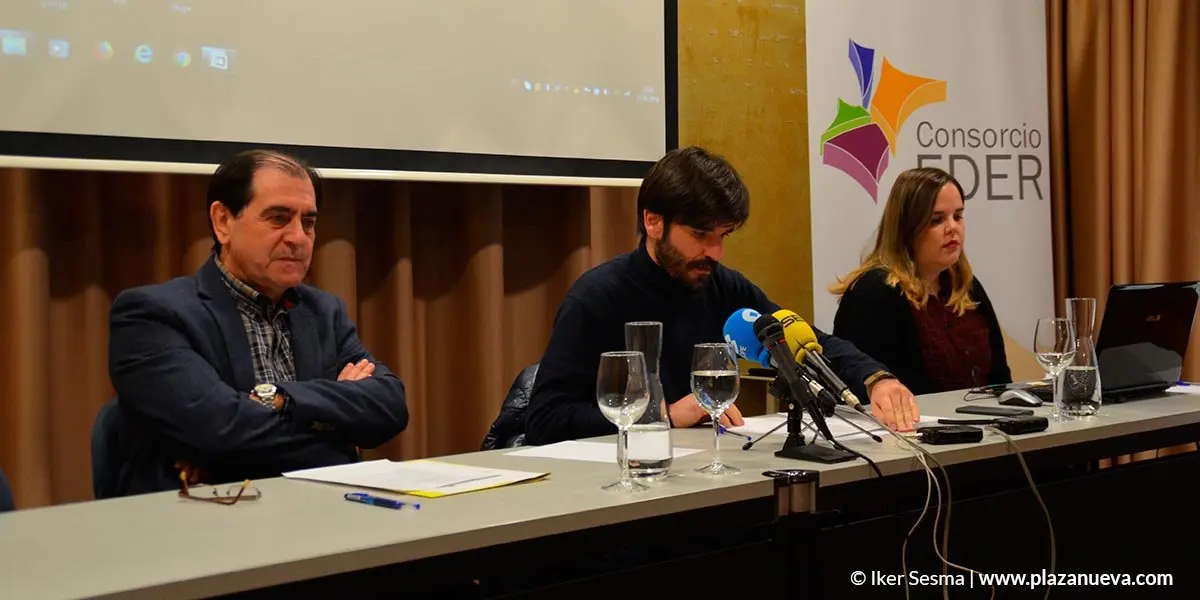 Momento de la presentaci&oacute;n de los tres logos finalistas