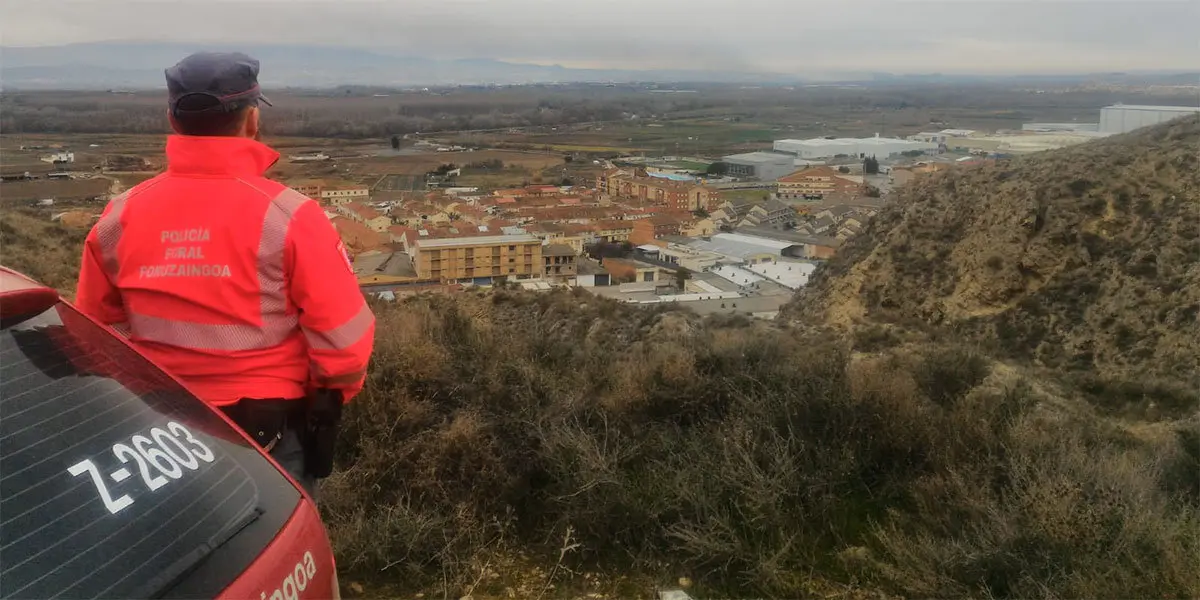 Un Polic&iacute;a Foral inspecciona la zona