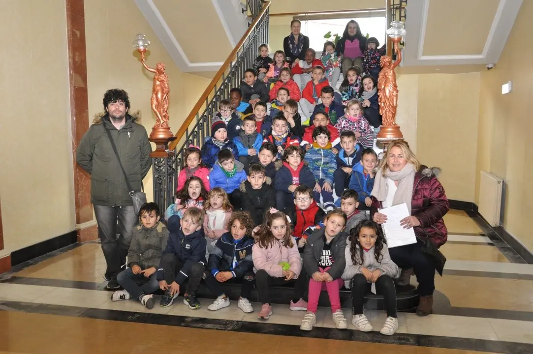 Alumnos del Mam&eacute;s Esperab&eacute; visitaron recientemente el ayuntamiento de Ejea 1